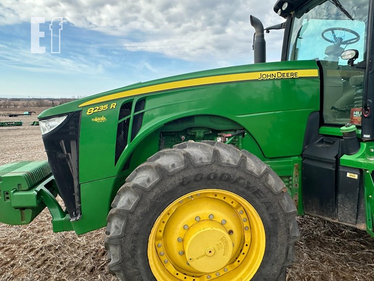 john-deere-8235r-image-11
