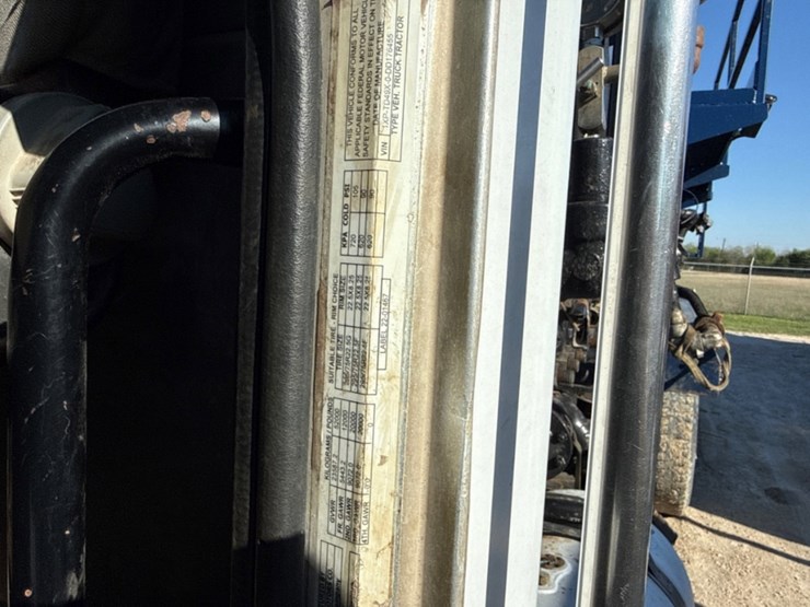 2013-peterbilt-367-image-11