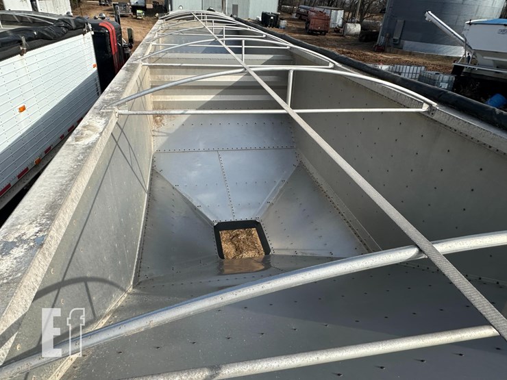 2015-wilson-grain-trailer-image-15