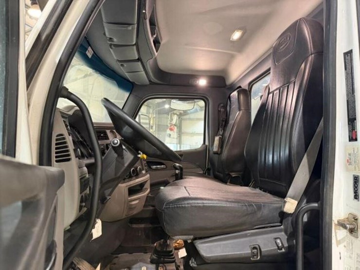 2017-peterbilt-567-image-22