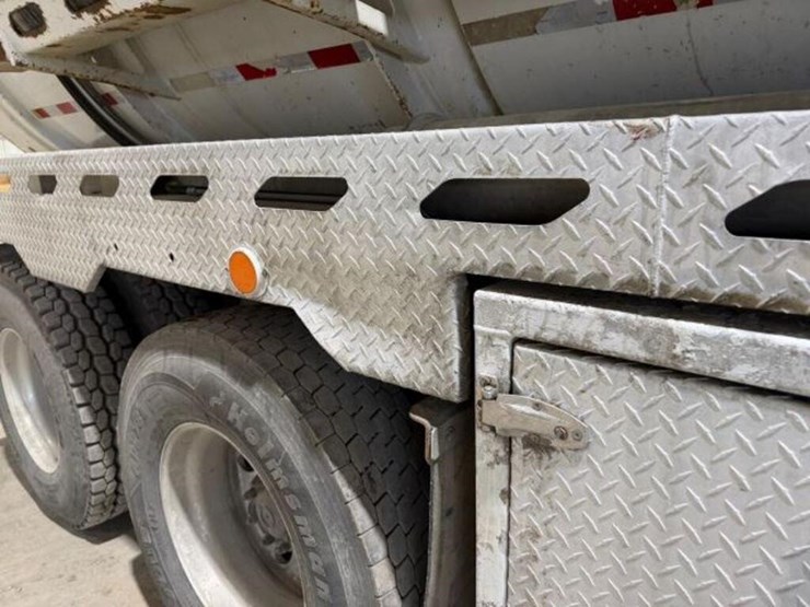 2017-peterbilt-567-image-70