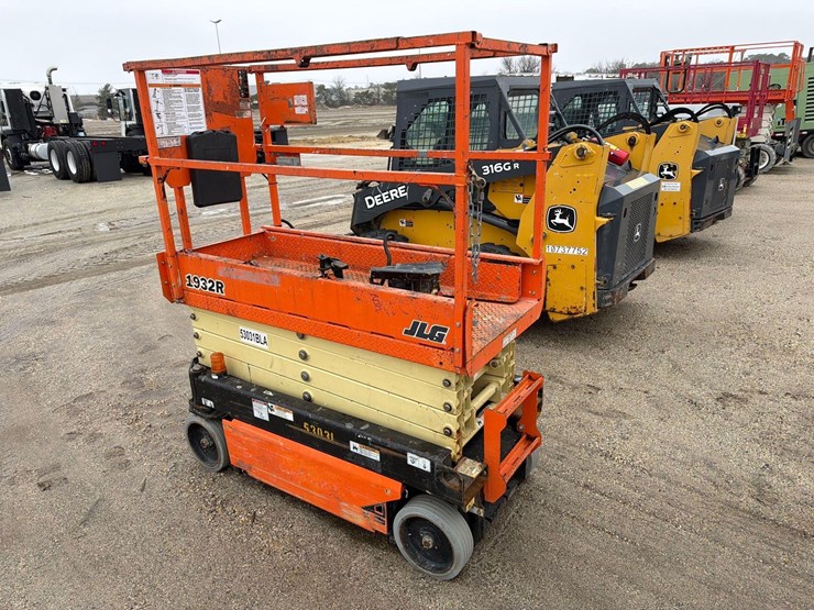 2017-jlg-1932r-image-4