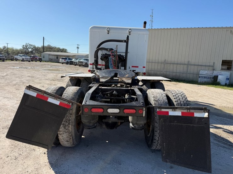 2018-peterbilt-567-image-5