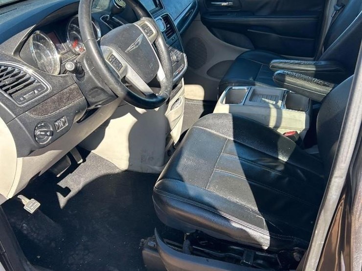 2016-chrysler-town-&-country-image-26