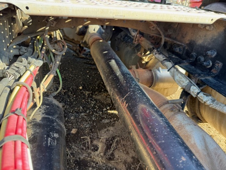 2013-freightliner-cascadia-113-image-7