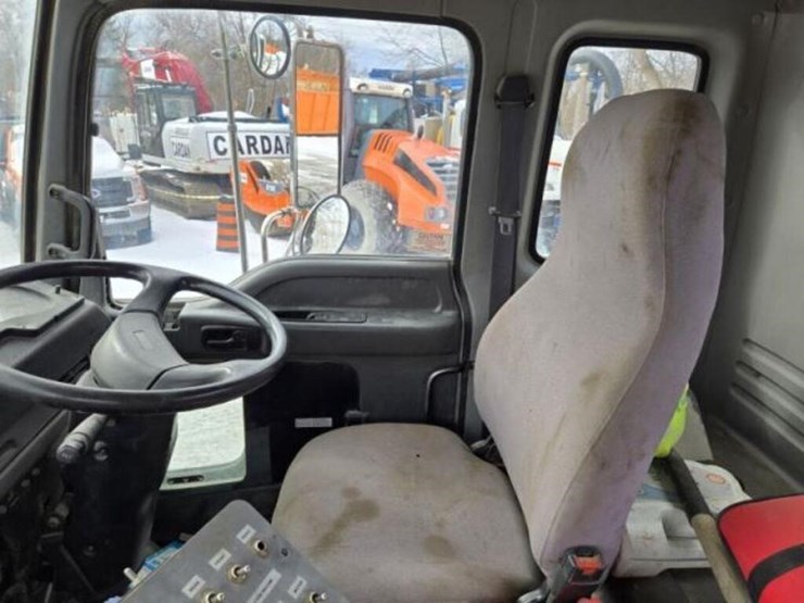 2009-gmc-t7500-image-32