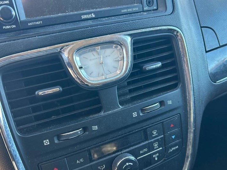 2016-chrysler-town-&-country-image-17