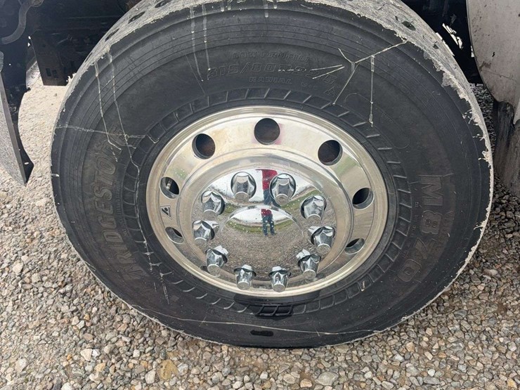 2009-freightliner-business-class-m2-106-image-6