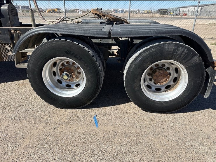 2008-peterbilt-365-image-9