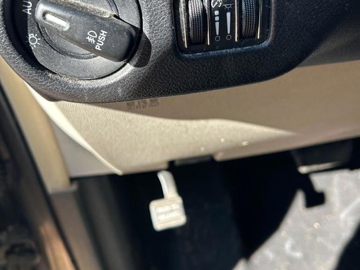 2016-chrysler-town-&-country-image-32