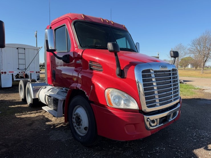 2013-freightliner-cascadia-113-image-5