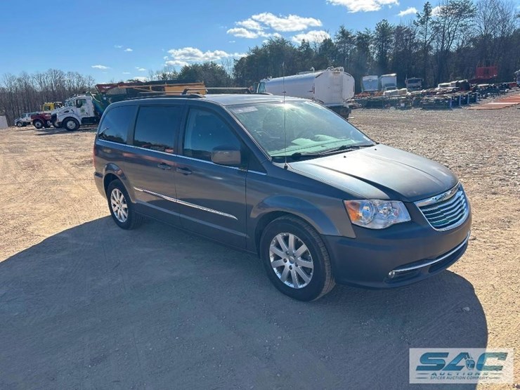 2016-chrysler-town-&-country-image-3