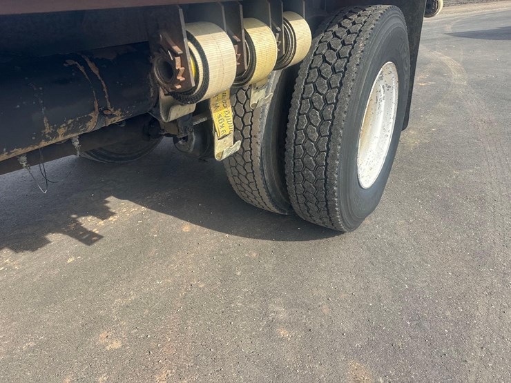 2000-freightliner-fl70-image-12