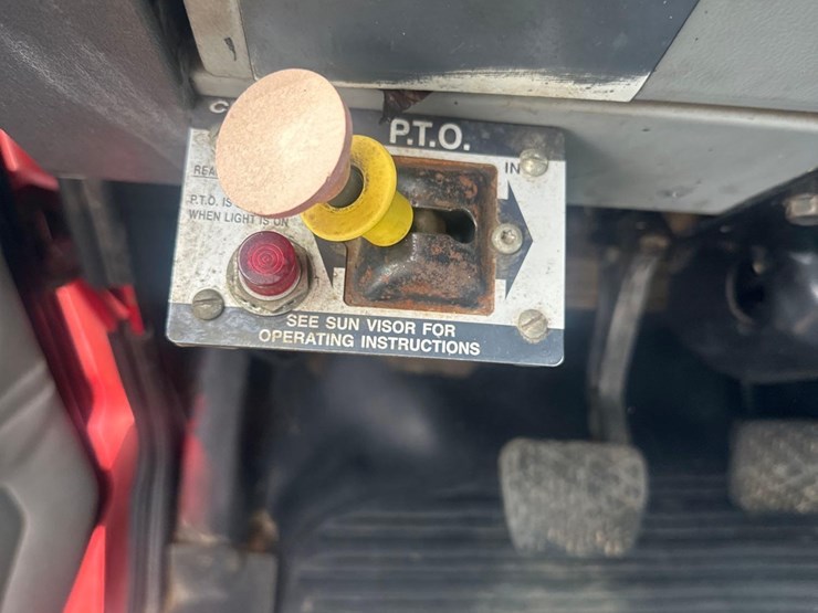 2000-freightliner-fl70-image-22