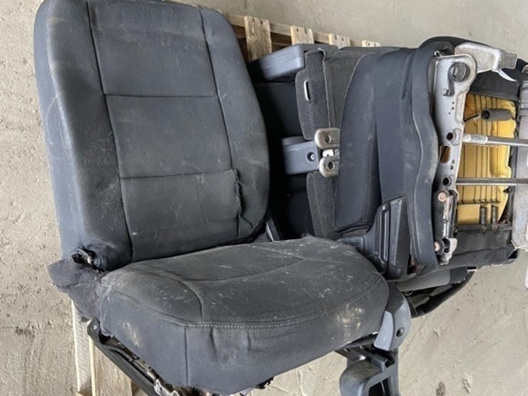 2015-ford-explorer-image-16