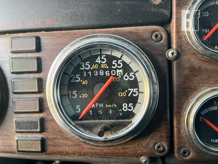 2007-freightliner-fld132-classic-xl-image-10