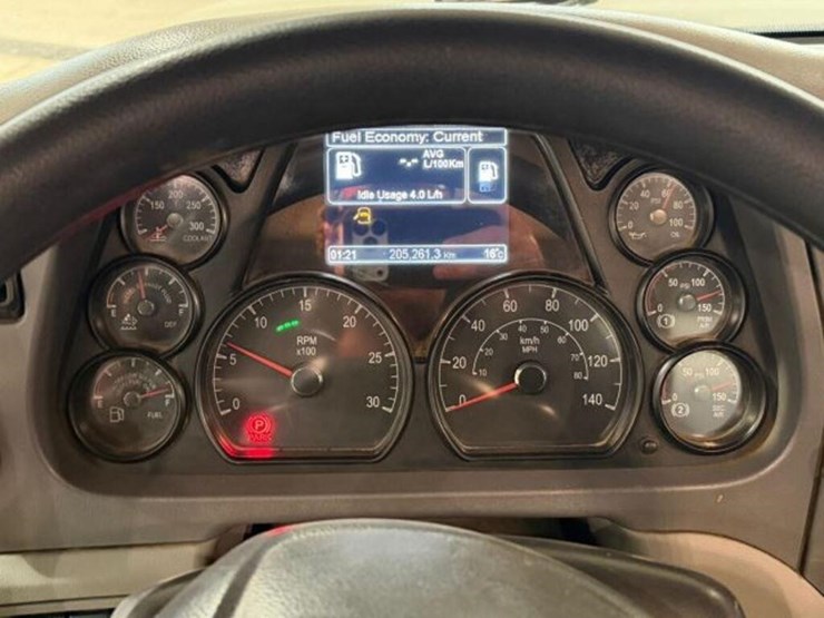 2017-peterbilt-567-image-15