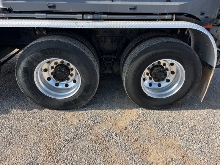 2020-freightliner-114sd-image-14