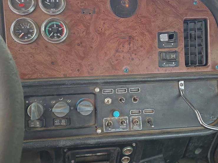 2005-peterbilt-378-image-12