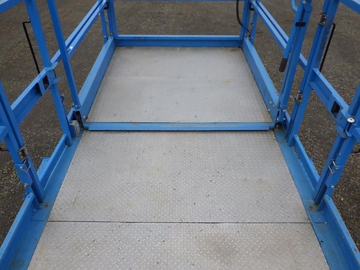 2017-genie-gs-4390-scissor-lift-image-22