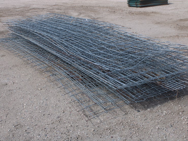 #2085-•-metal-rack-with-approx-30-used-wire-panels-of-assorted-lengths-image-4