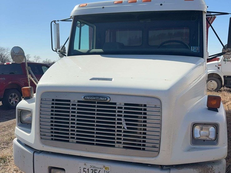 2004-freightliner-fl70-image-7