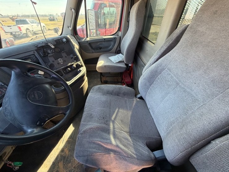 2013-freightliner-cascadia-113-image-24