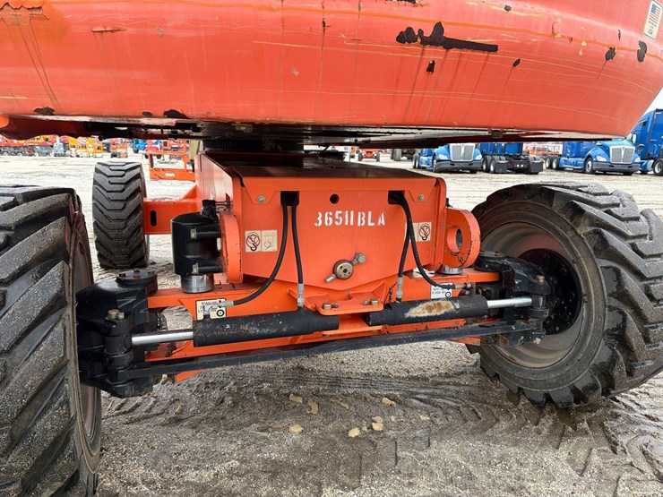 2016-jlg-800s-image-9
