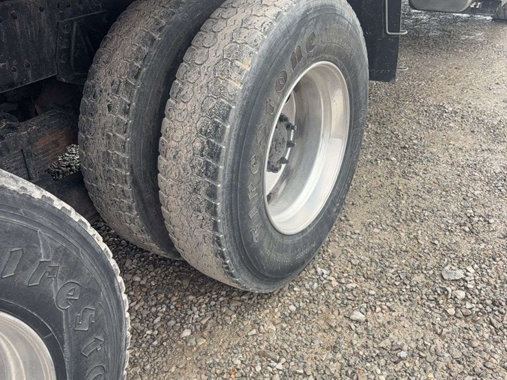 2009-freightliner-business-class-m2-106-image-15