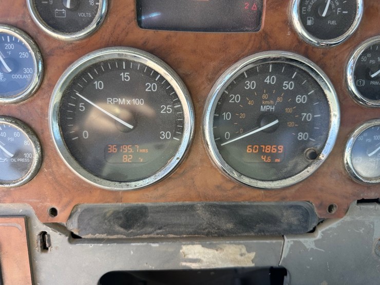 2008-peterbilt-365-image-15