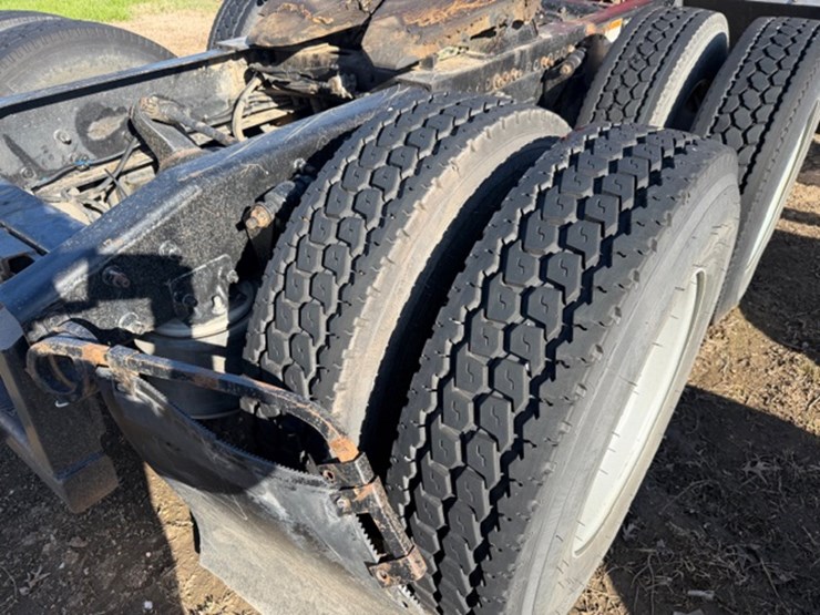 2013-freightliner-cascadia-113-image-11