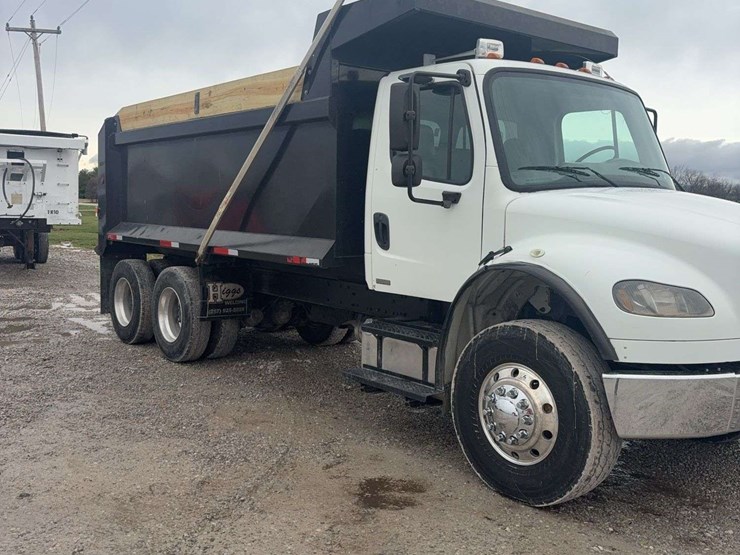 2009-freightliner-business-class-m2-106-image-2