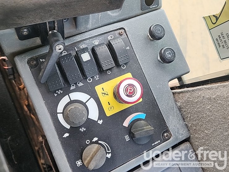 2011-caterpillar-cp74-image-31