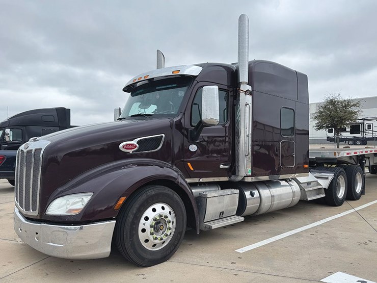 2020-peterbilt-579-image-1