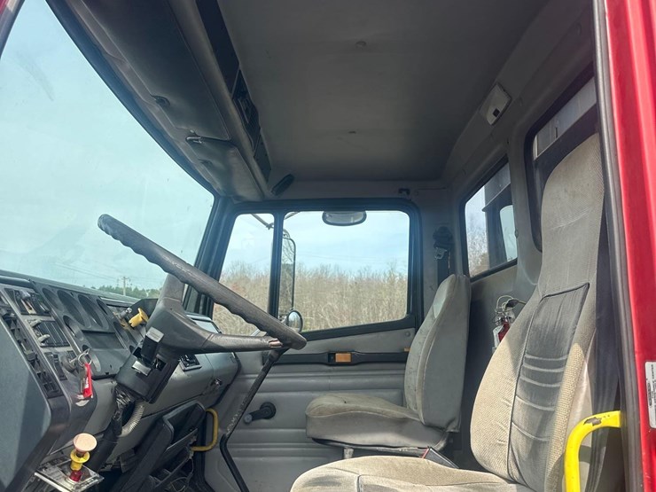 2000-freightliner-fl70-image-20