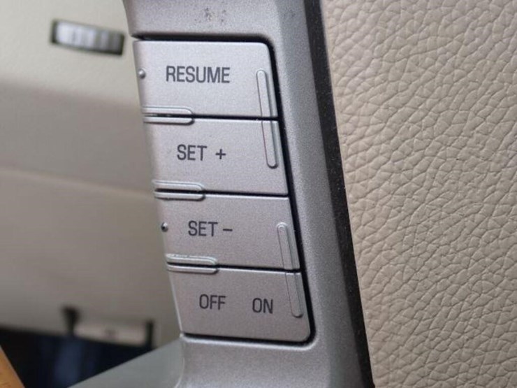 2009-lincoln-navigator-image-18