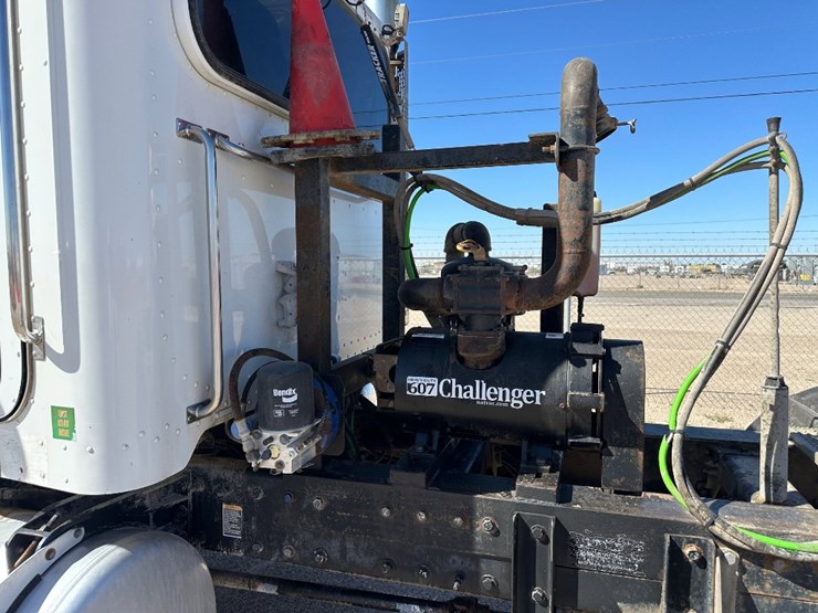 2008-peterbilt-365-image-10