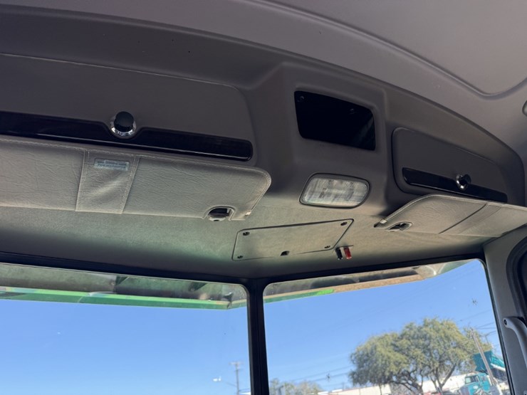 2021-peterbilt-367-image-15