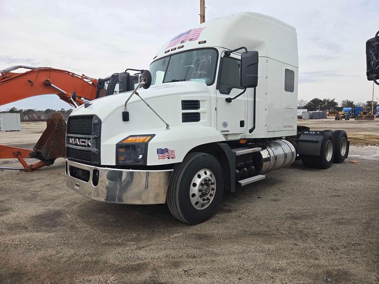 2019-mack-anthem-64t-image-1