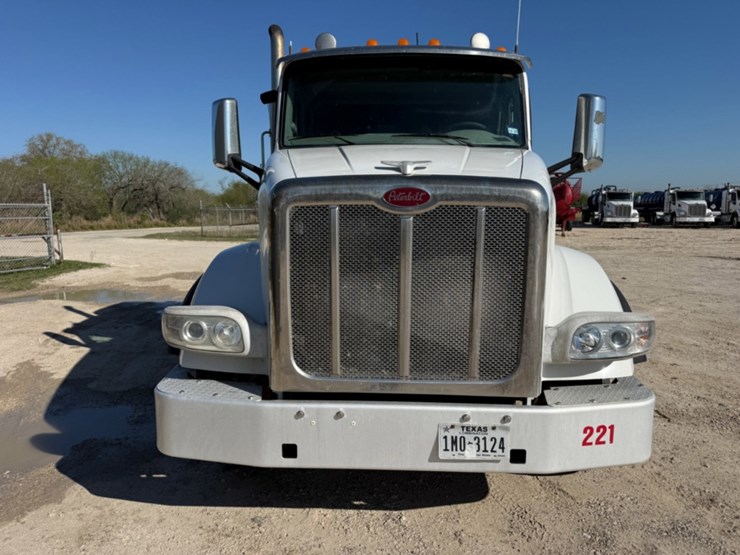 2018-peterbilt-567-image-2