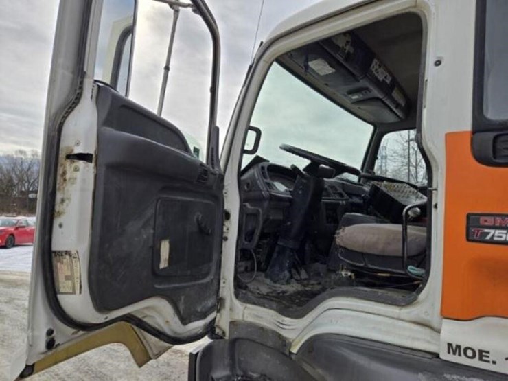 2009-gmc-t7500-image-26