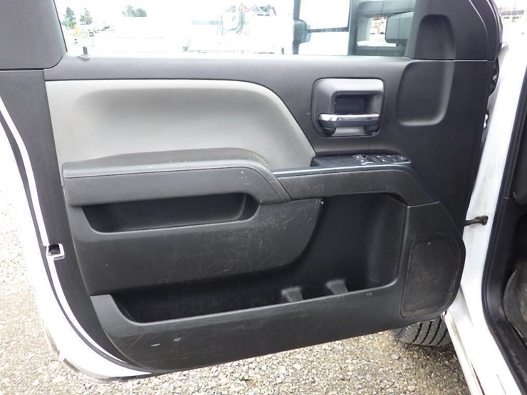 2017-chevrolet-2500-image-19