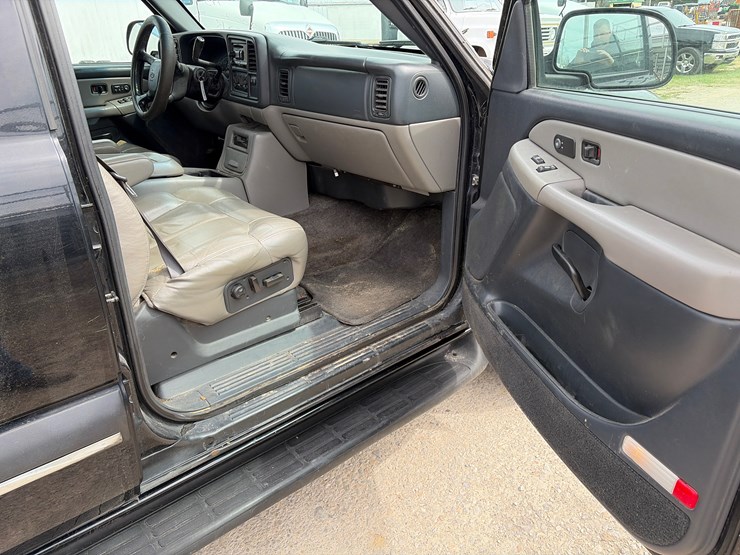 2002-chevrolet-suburban-image-10