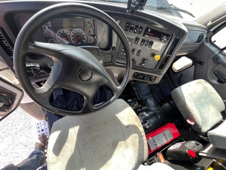 2020-freightliner-114sd-image-25