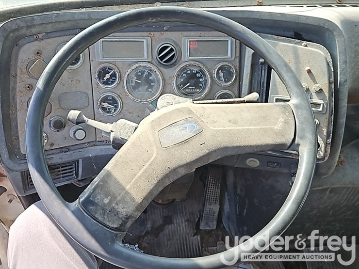 1995-ford-l8000-image-36