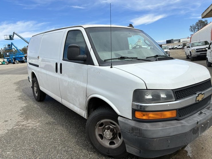 2018-chevrolet-express-2500-image-2