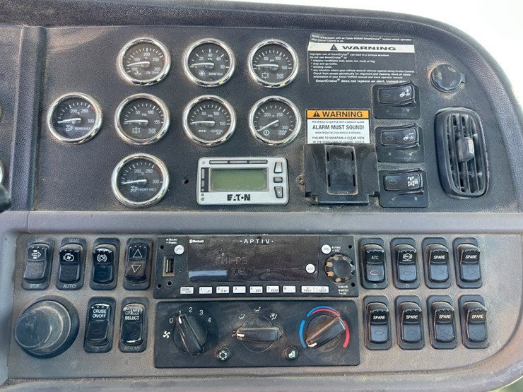 2010-peterbilt-384-image-13