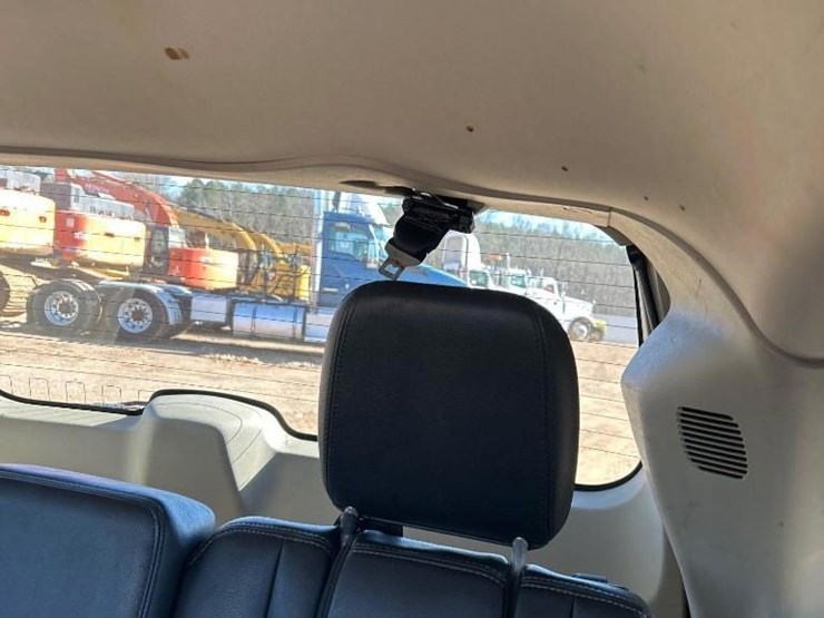 2016-chrysler-town-&-country-image-44