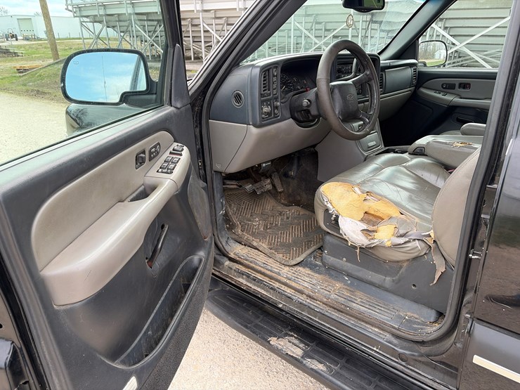 2002-chevrolet-suburban-image-5