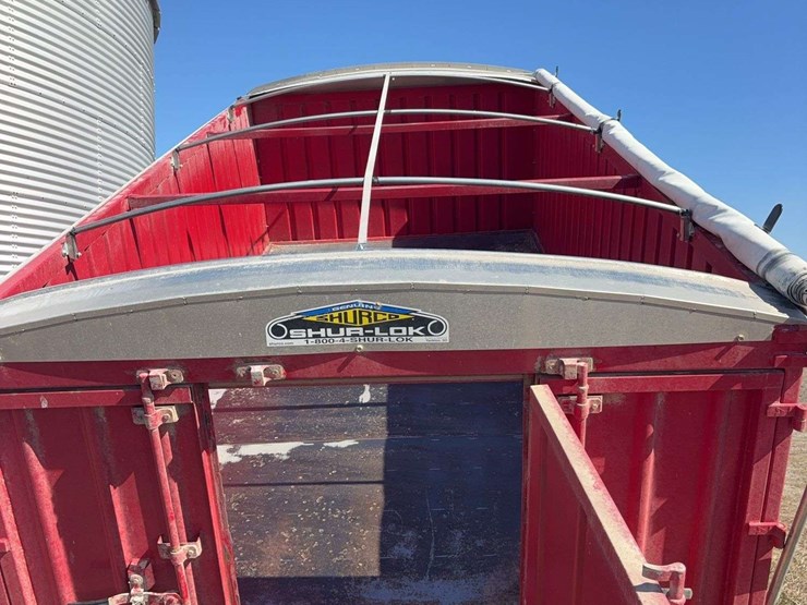 2004-freightliner-fl70-image-30